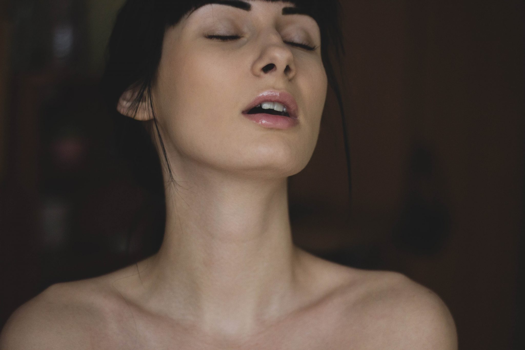 Красавица с прелестными грудями получает оргазм закрыв глазки