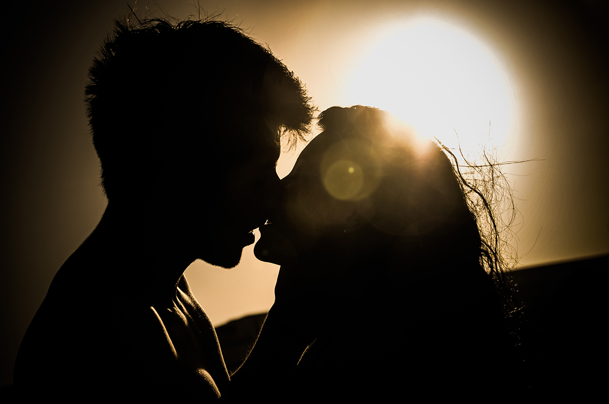 passionate-silhouette-kiss